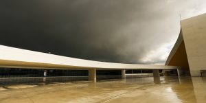 Centro Niemeyer. Parte de la Plaza con el Auditorio a la derecha y el Edificio Polivalente detrás, a la izquierda.